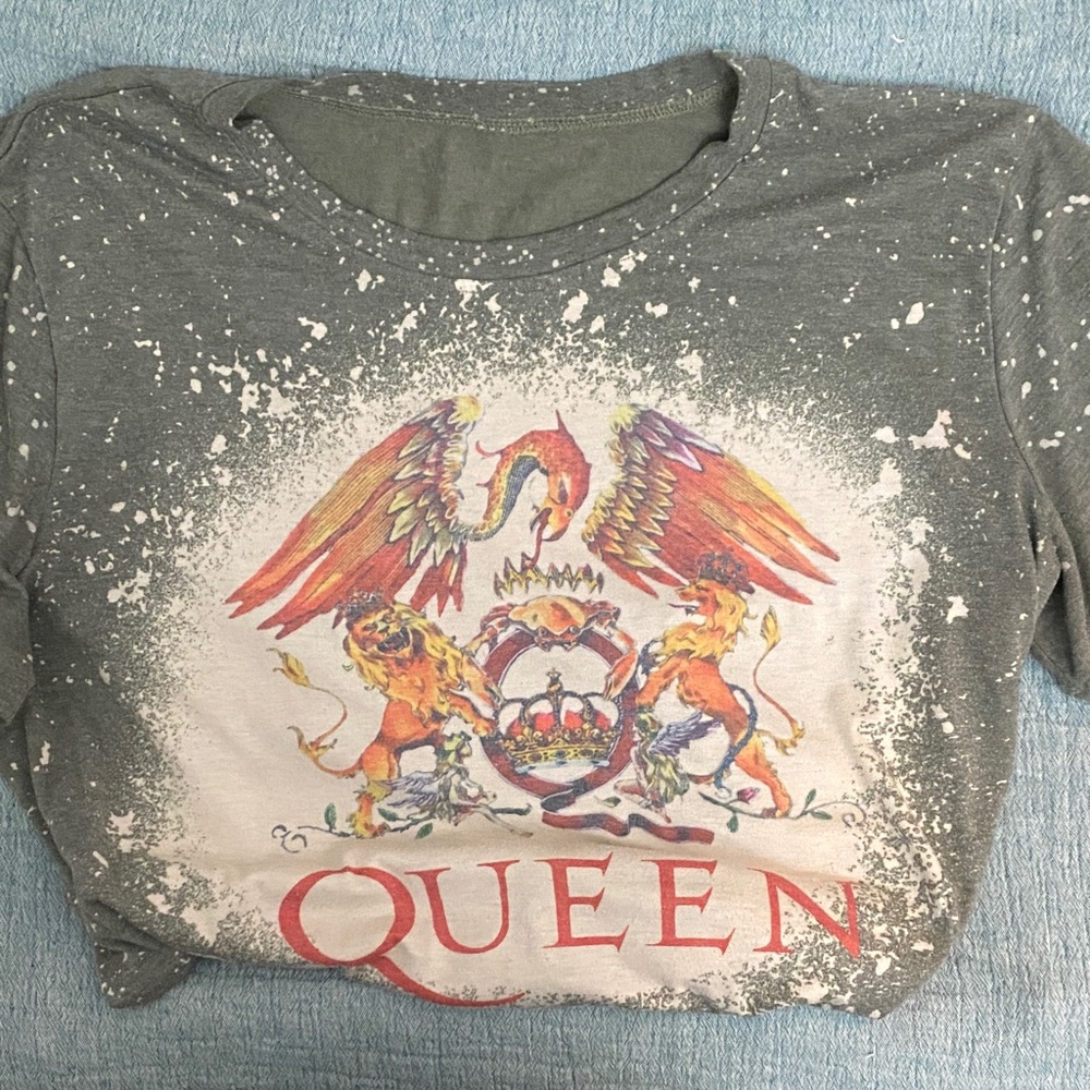 2XL Trendy Boutique Gray Queen Graphic Tee